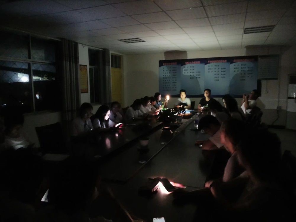 停电的夜晚大家坚持开会备课